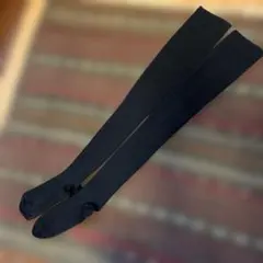黒い着圧ソックス 膝上丈