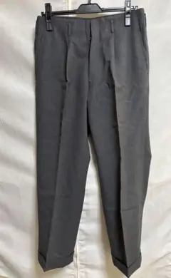 ダークグレー スラックス
