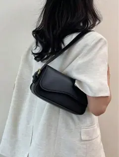 ブラックショルダーバッグ フラップ式
