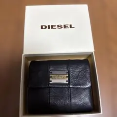 DIESEL 三つ折り財布 レザー ブラック メタルロゴ プレートのサムネイル