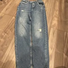 女の子　ダメージ加工ストレートレッグジーンズ