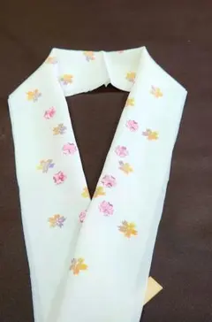 ホワイト 花柄刺繍 半襟