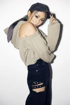 GYDA×倖田來未さんコラボ ショルダーオープンレースアップデザインフーディのサムネイル