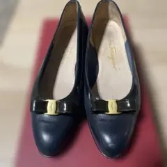Ferragamo ネイビー ヴァラ　6サイズ