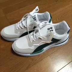 ホワイト/グリーン スニーカー ロゴ入り