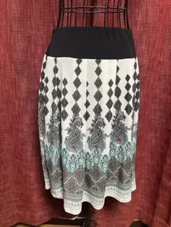 【美品】値下げ！ウエスト幅広で着痩せ！ペイズリー模様のスカート〜3L