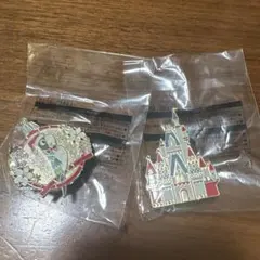 Disney ディズニー　クリスマス　ピンバッジ2個