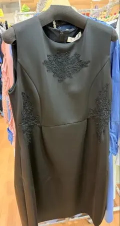 6割引き、ブラック刺繍ノースリーブワンピース