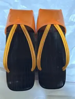 オレンジと黒の木製下駄