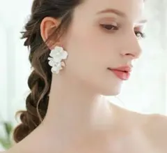 ブライダルイヤリング（ホワイトフラワーと淡水パール）