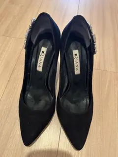 ダイアナ　ビジュー付きブラックパンプス