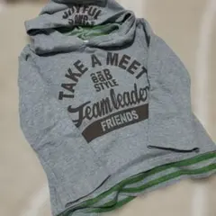 フード付きグレー トレーナー