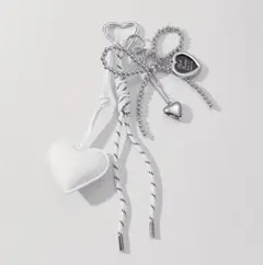 じゃらじゃらキーホルダー　ホワイトレザーハート　シルバーリボン　キーリング