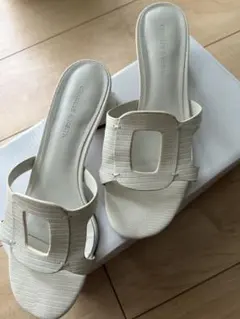 CHARLES & KEITH ホワイト サンダル ミュールのサムネイル