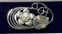 レトロ　エレガントな花と葉のブローチ