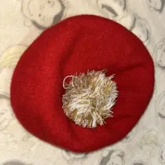 赤いポンポン付きベレー帽
