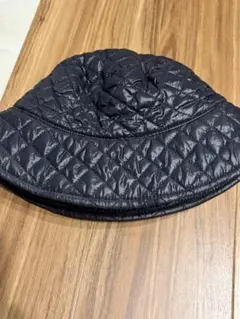 黒いキルティングバケットハット