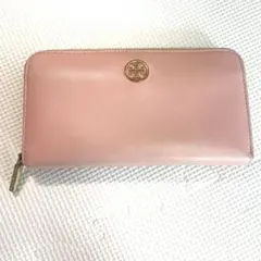 Tory Burch ピンクレザー製の長財布、ゴールドのロゴとジッパー付き