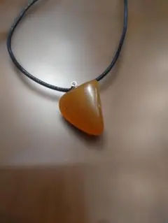琥珀 トライアングル型 ペンダントネックレス