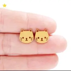 猫の顔型ゴールドピアス　カジュアル　個性的　シンプル　ユニーク　可愛い