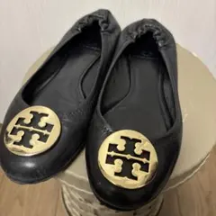 緊急値下げ　TORY BURCH フラットシューズ ブラック ゴールドロゴのサムネイル