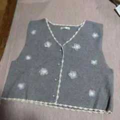 イデム　グレー 花モチーフ ニットベスト