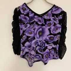 紫色の花柄Vネックレッスンウェア