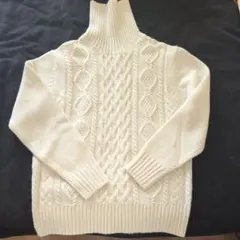 GU アイボリー ケーブル編みタートルネックセーター