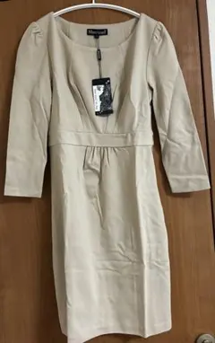 新品　ベージュ　タイトワンピース SSサイズのサムネイル