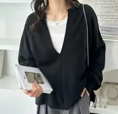 キーネック　黒トレーナー