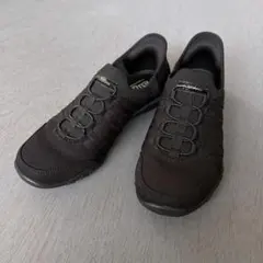美品スケッチャーズ　ブラックスニーカーslip-ins 23.5