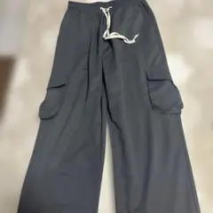 グレーのカーゴパンツのサムネイル