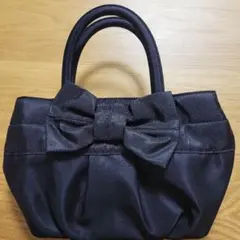 リボン付き黒ハンドバッグ