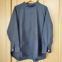 黒の長袖ハイネックシャツ