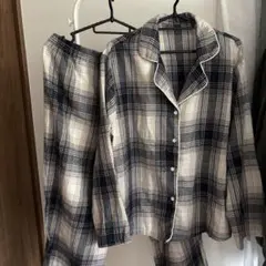 ネイビーとアイボリーのチェック柄パジャマ