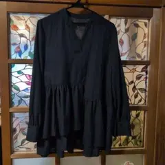 フリル付き黒長袖シャツ