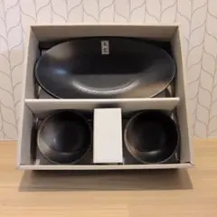 黒い陶器の食器セット