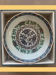 八角形 陶磁器皿 雲と花の模様有田　翔山　レア色絵 八角形 陶磁器皿 雲と花の模様有田 翔山 レア色絵 大量入荷