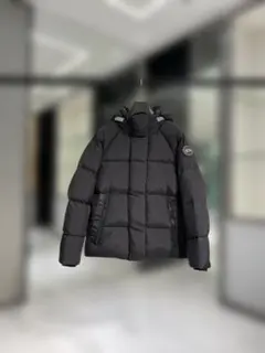 CANADA GOOSE 黒いダウンジャケット フード付き