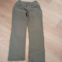 カーキのチノパン