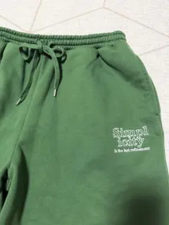 グリーン ショートパンツ ロゴ刺繍入り