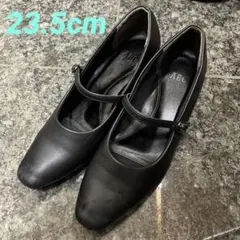 ブラックストラップ付きハイヒール