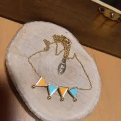 三角形ペンダント ネックレス オレンジ ブルー