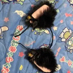 ファー付きカチューシャ 黒とピンク