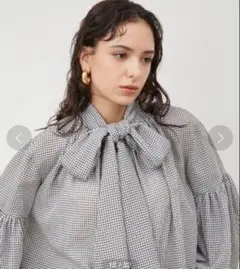 【美品】Mila Owen ボウタイ付きボリュームブラウス シャツ 0サイズのサムネイル