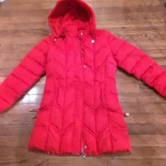 フード付き赤のダウンジャケット