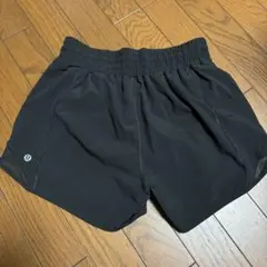 alo yoga ショートパンツ ブラック - メルカリ