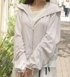 axes femme 機能付きレース使いパーカー グレージュ