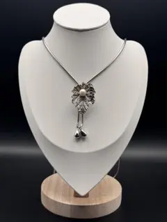 リーフモチーフ ループタイ パール シルバー 揺れる 上品 アンティーク風