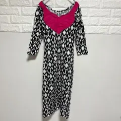 幾何学模様の長袖ワンピース黒/白　裾の刺繍　両裾スリット入り